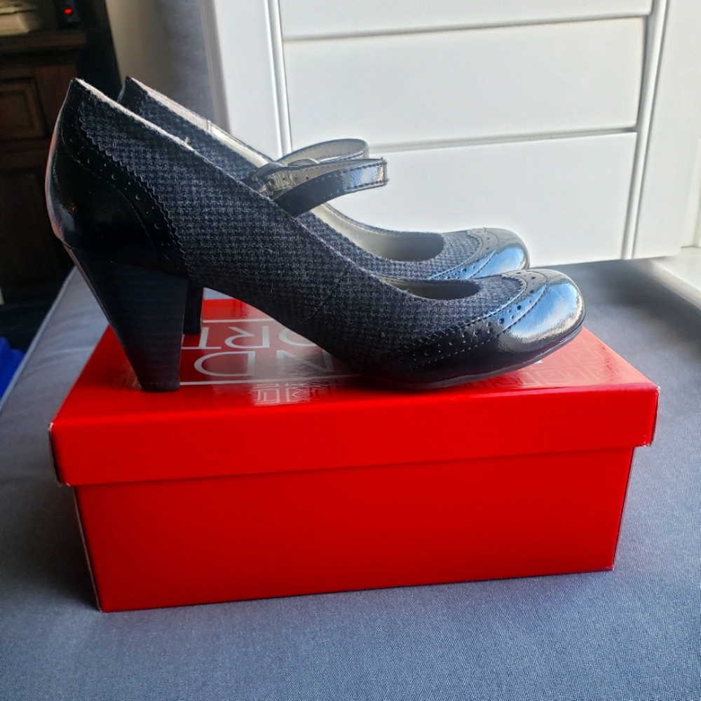 NWT PATENT PLAID PUMPS